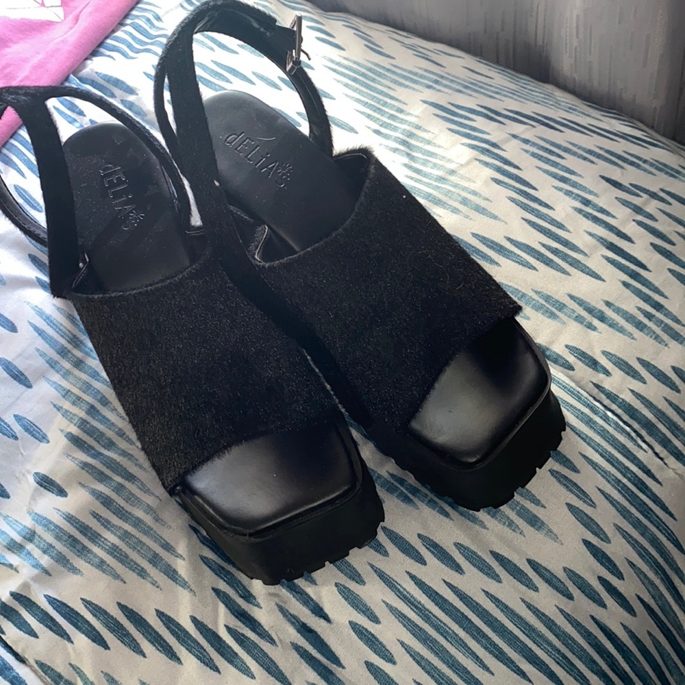 Black sandal platforms